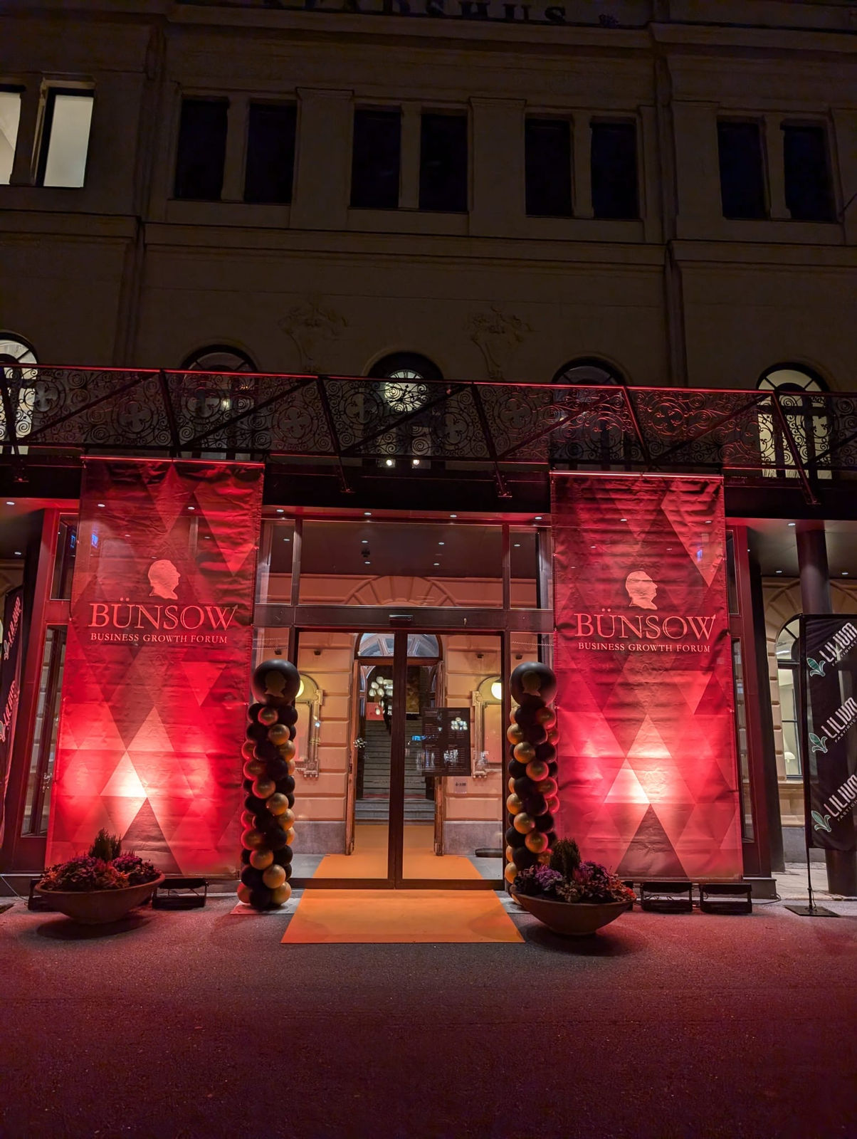 Upplyst entré med röda banderoller