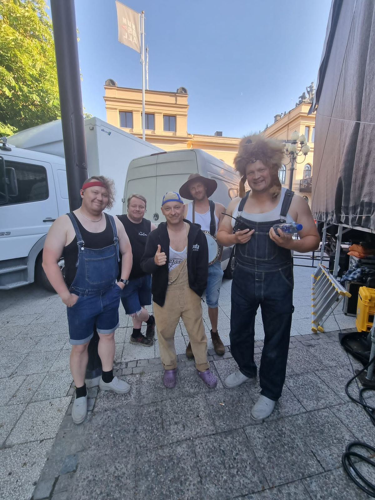 Artister i kostym backstage