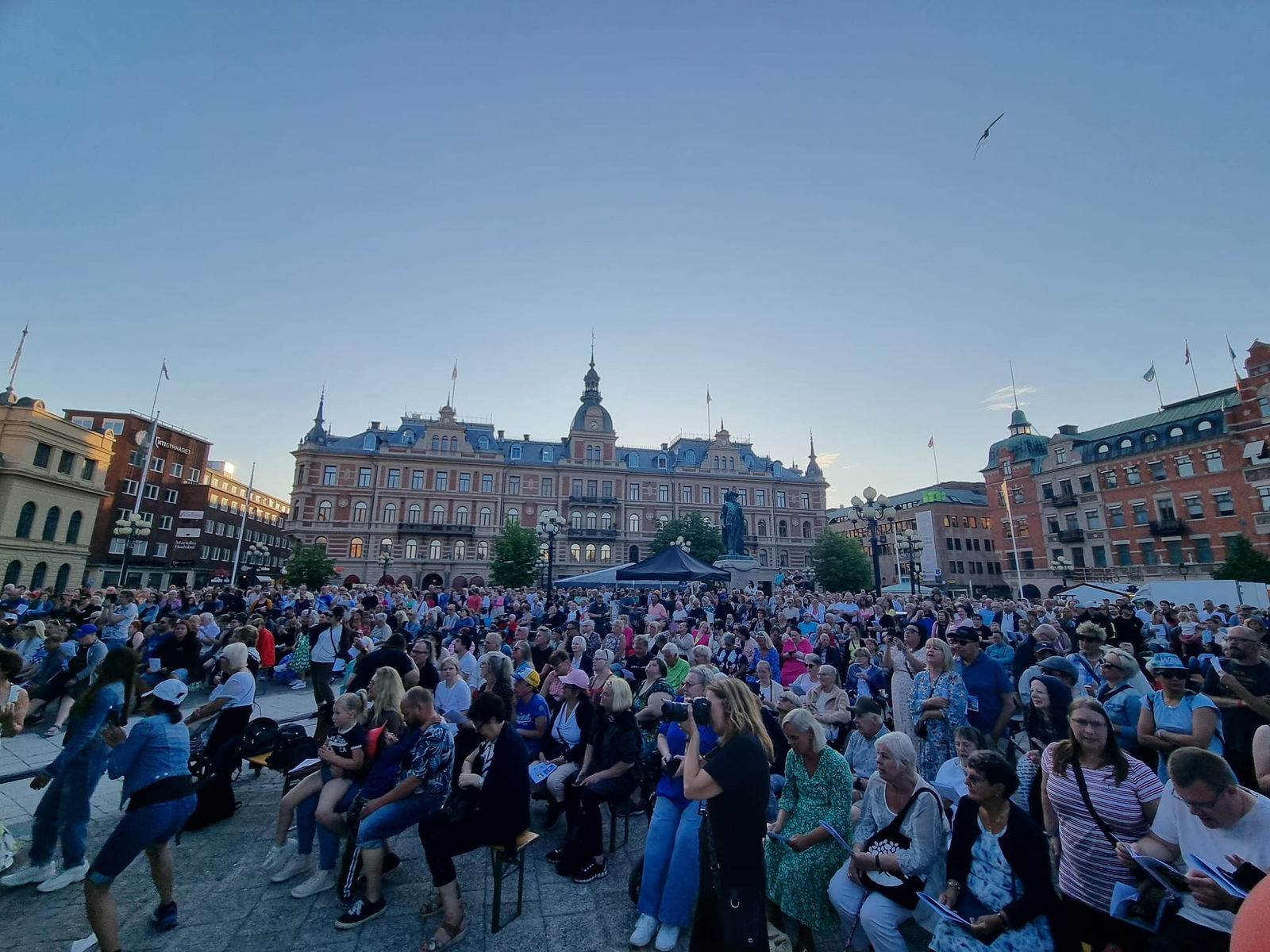 Stor publik på torget en sommarkväll