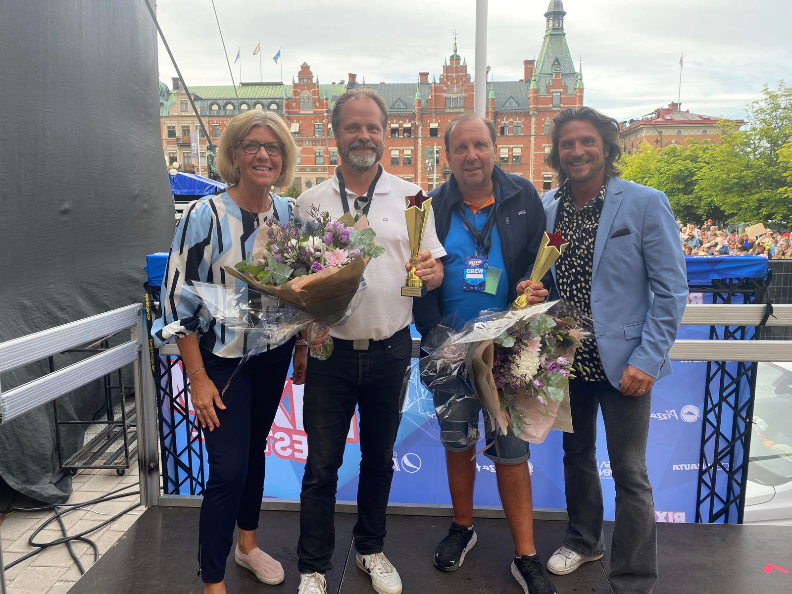 Artister tar emot blommor efter konsert