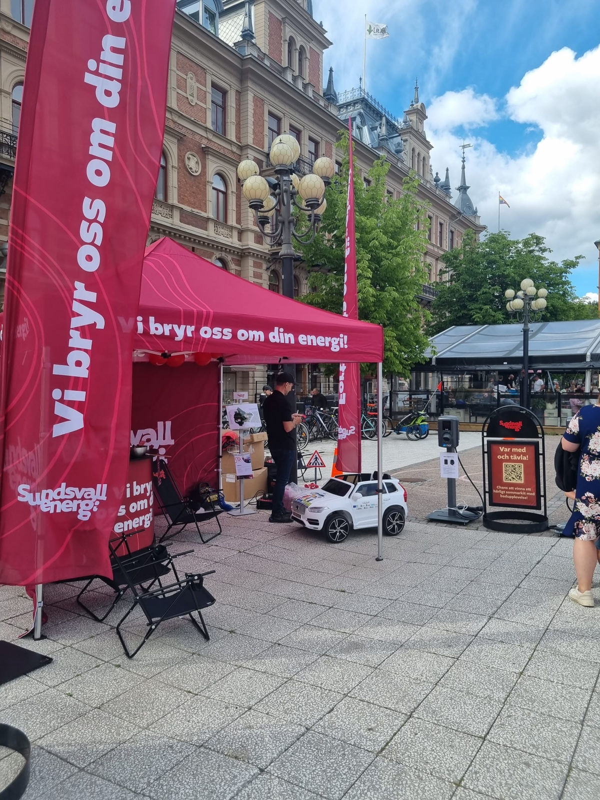 Eventtält och beachflaggor på torget