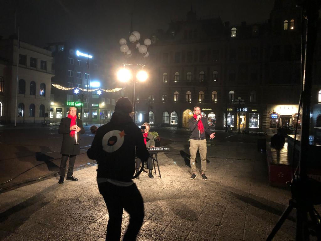 Uppträdande på torget en mörk kväll