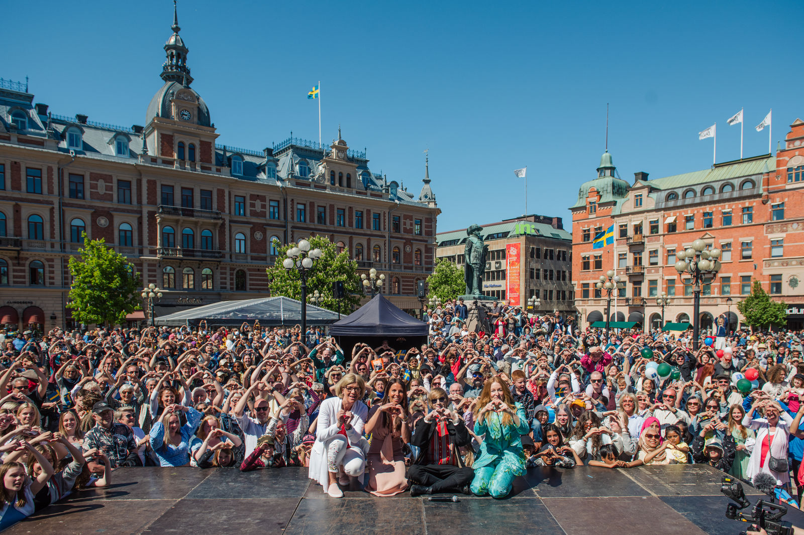 Publik och artister på scen vid Stora torget