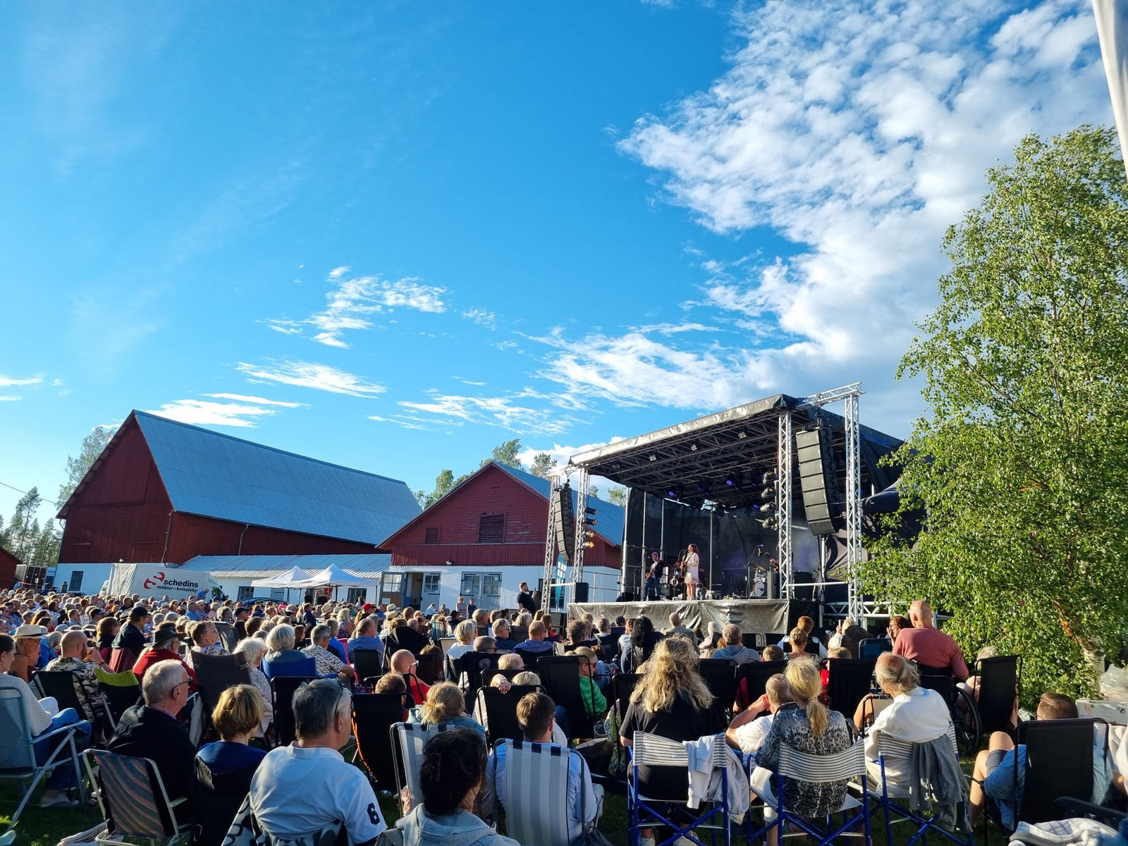 Sommarkonsert framför röda lador
