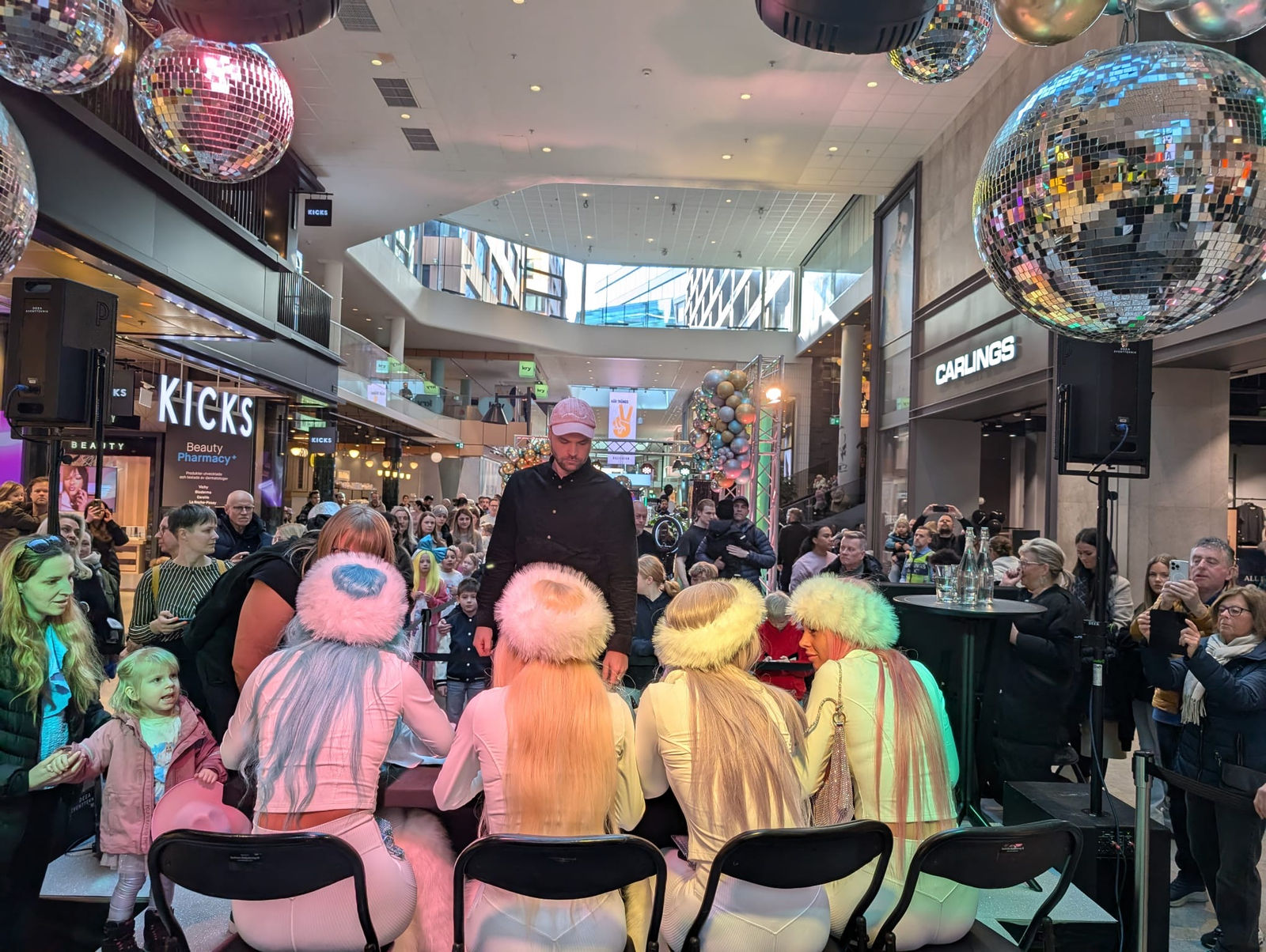 Uppträdande i galleria med discokulor