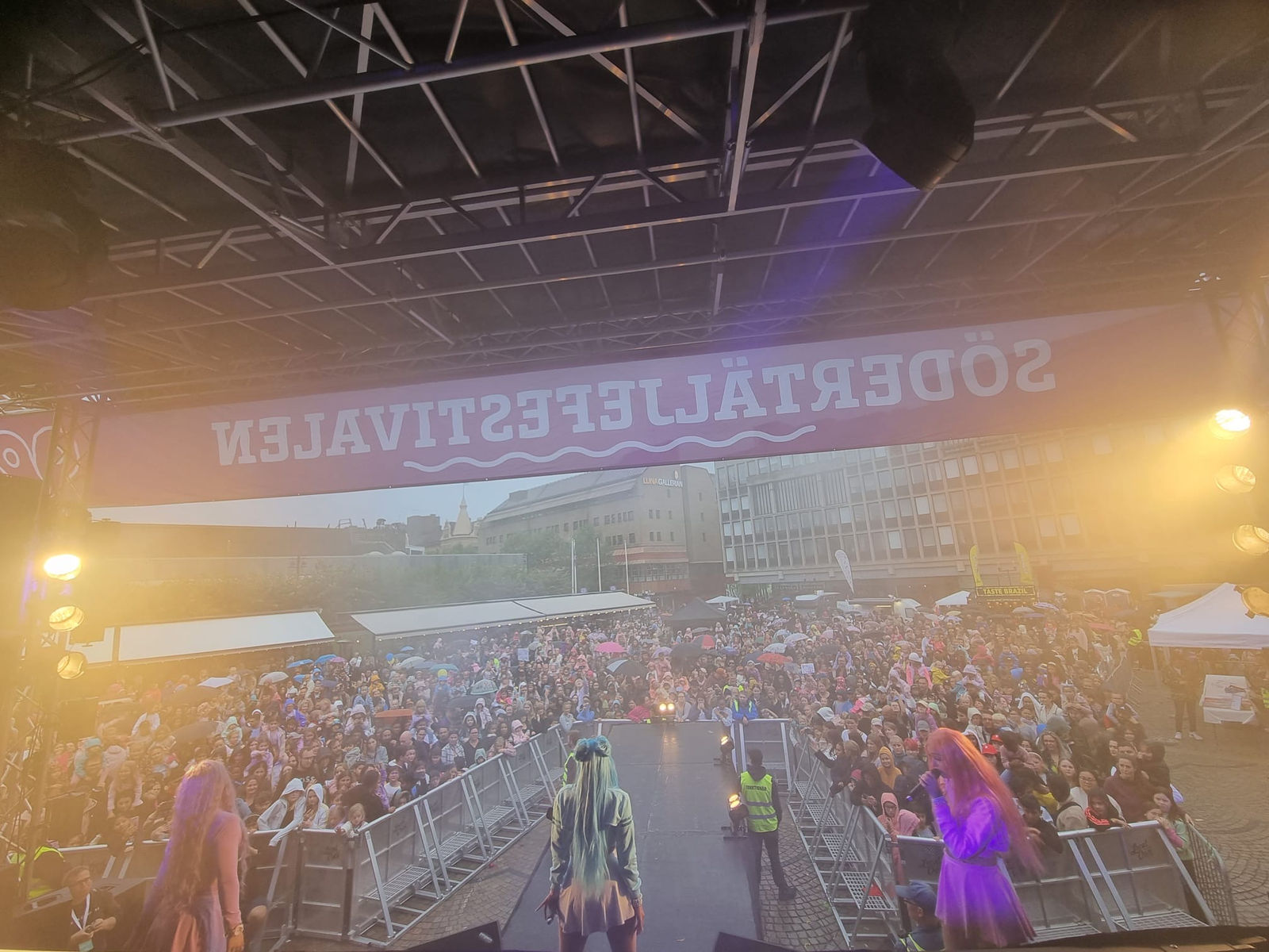 Festivalscen med publik i motljus