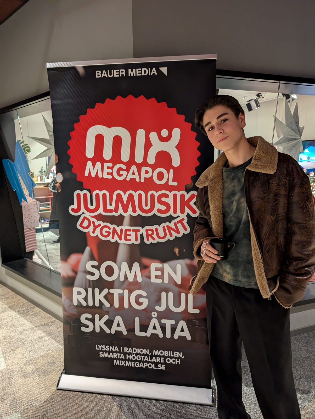 Artist vid Mix Megapol-skylt