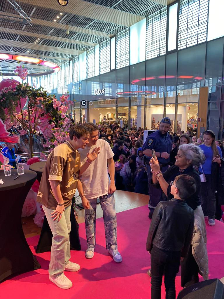Artister möter publik i en galleria