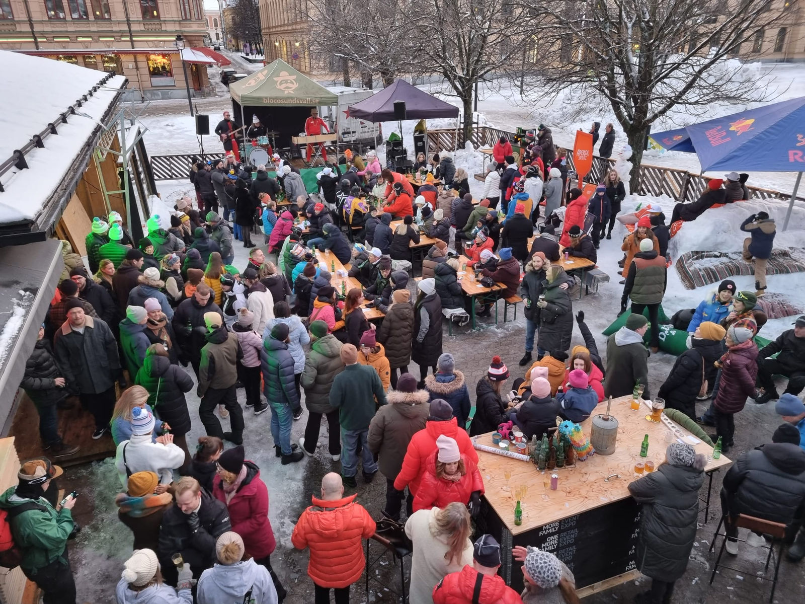 Vintermarknad med mycket folk